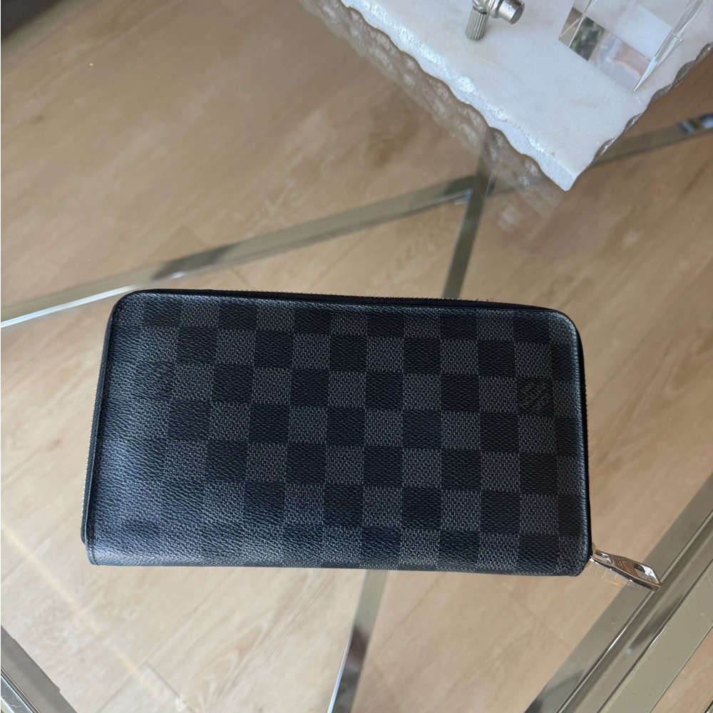 LOUIS VUITTON
Damier Graphite Zippy Organizer